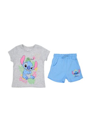 T-shirt gris à manches courtes avec Stitch bleu assis et des fleurs, accompagné d'un short bleu clair avec Stitch et une ceinture élastique.