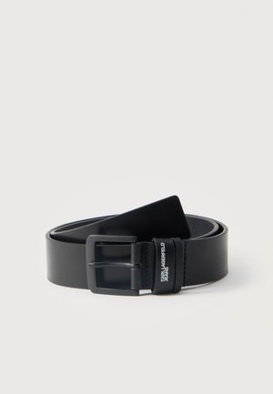 Fekete bőr öv matt fekete téglalap alakú csattal, rajta a "Karl Lagerfeld Jeans" felirat az övhurkon.