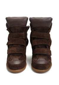 Brązowe zamszowe sneakersy za kostkę z trzema rzepami, skórzanymi akcentami, okrągłym noskiem i gumową podeszwą. Posiadają wyściełany kołnierz dla wsparcia.