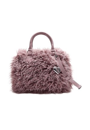 Håndtaske med krøllet mauve pelsstruktur, to afrundede håndtag, en aftagelig rem og en sølvhjerteformet charm.