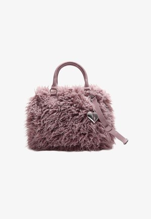 Sac à main avec une texture de fourrure bouclée mauve, deux poignées arrondies, une bandoulière amovible et un charm en forme de cœur argenté.