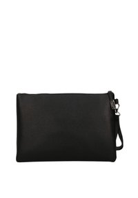 Borsa a clutch nera in pelle testurizzata. Presenta una chiusura con zip, una tracolla rimovibile e un design minimalista.