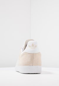 adidas Originals GAZELLE UNISEX - Tenisky - footwear white
