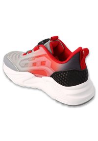 Czerwono-szare buty sportowe z siateczkową i syntetyczną cholewką, teksturowanymi akcentami, okrągłym systemem sznurowania oraz białą wygodną podeszwą z czarnymi detalami.