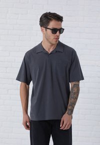 Pier One - LINEN MIX POLO SHIRT - Poloshirt - mottled black Miniatuurafbeelding 1