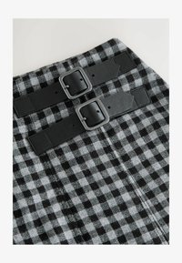 Seleccionado, black grey