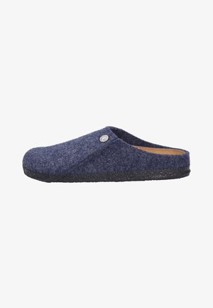 Zapatillas de fieltro azul marino con un upper texturizado, diseño fácil de poner y suela de goma negra. Presenta un botón decorativo plateado en el lateral.