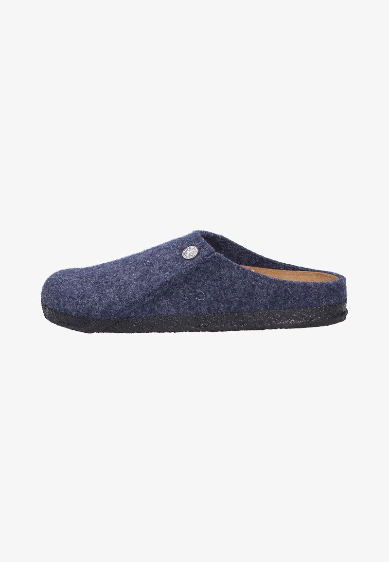 Marineblauwe vilten pantoffels met een gestructureerde bovenkant, instapdesign en een zwarte rubberen zool. Voorzien van een decoratieve zilveren knop aan de zijkant.
