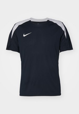 Marineblauwe Nike sportshirt met korte mouwen, voorzien van witte schouderaccenten en een klein logo op de borst. Gemaakt van ademende, gestructureerde stof.