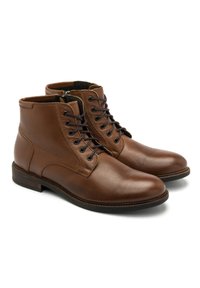 Brązowe skórzane botki sięgające kostki z okrągłym noskiem, sznurowane z przodu, o fakturowanym wykończeniu. Posiadają kontrastujące przeszycia oraz solidną gumową podeszwę.