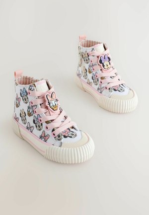 Augsti balti auduma tenisa apavi ar rozā akcentiem, rotāti ar karikatūru tēlu zīmējumiem, rozā šņorēm un ribotām baltām gumijas zolēm.