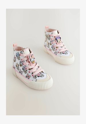Sneakers alte in tessuto bianco con accenti rosa, caratterizzate da stampe di personaggi dei cartoni animati, lacci rosa e suole in gomma bianche a coste.