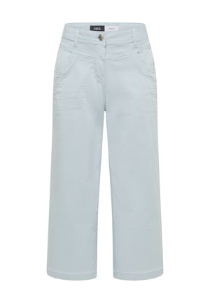 Hellblaue, verkürzte Hosen mit weitem Bein, vorderen Taschen, Knopfverschluss und einem Etikett mit der Aufschrift "Cecil" am Bund.