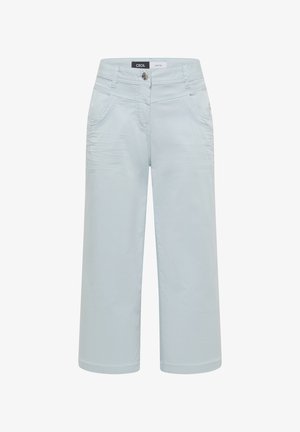 Pantaloni corti azzurri a gamba larga con tasche frontali, chiusura con bottone e un'etichetta con la scritta "Cecil" in vita.