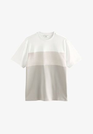Kurzärmliges T-Shirt in Farbblockoptik mit weißem Oberteil, beigem horizontalem strukturiertem Streifen und hellgrauem Unterteil.