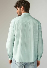 Next STRIPE REGULAR FIT - Vapaa-ajan kauluspaita - green