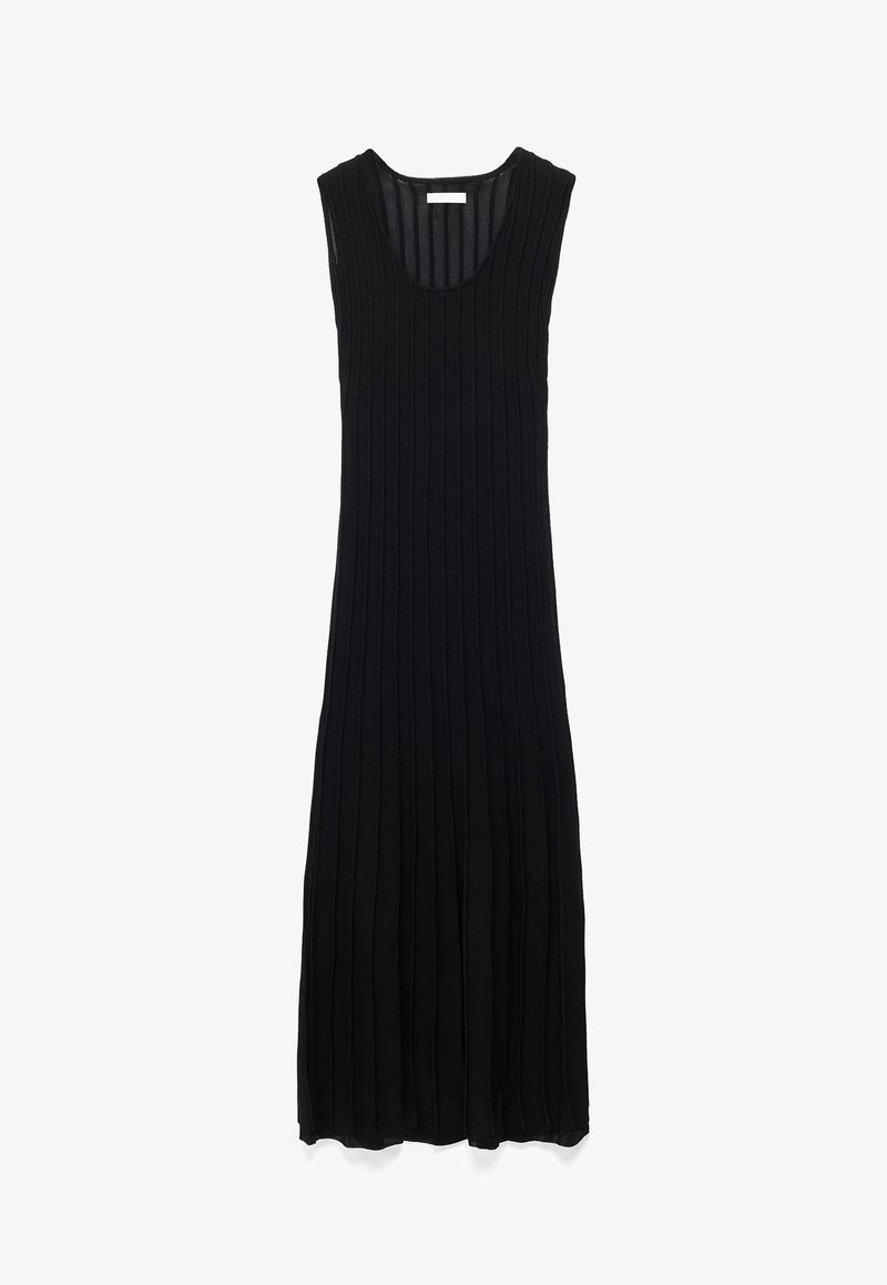 Hihaton mustast soonikko kudumismaksikleit ümar kaelusega ja sirge siluetiga, valgel taustal eksponeeritud.