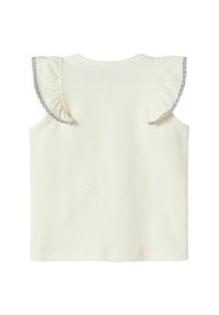 Jasnokremowy bezrękawnik wykonany z miękkiego materiału, z falbaniastymi ramionami wykończonymi jasnoniebieską lamówką. Gładka faktura, prosty design, brak wzorów.