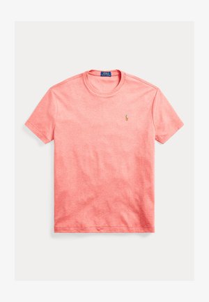 Šviesiai koraline trumpomis rankovėmis T-palaidinė, pagaminta iš medvilnės, su apvaliomis iškirptėmis ir mažai siuvinėtu logotipu kairiajame krūtinės puodelyje.