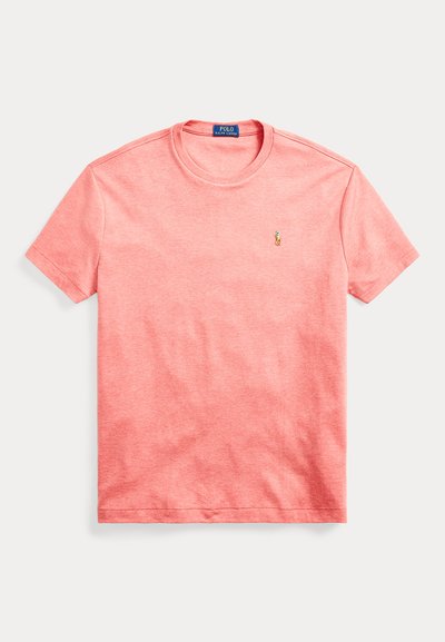Tricou scurt cu mânecă, de culoare corai deschis, fabricat din bumbac, cu guler rotund și un mic logo brodat pe pieptul stâng.