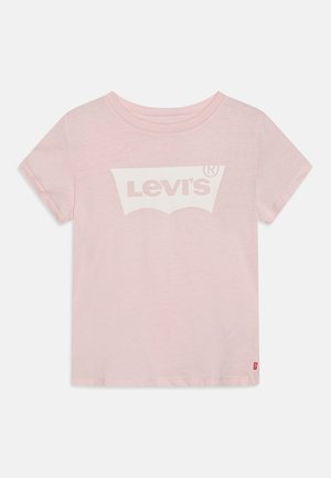 Camiseta de algodón rosa claro con cuello redondo y mangas cortas, que presenta un gráfico del logo blanco de Levi's en el pecho.