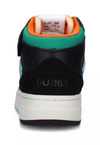 Sneaker nera con accenti turchesi e arancioni, materiali in tessuto e pelle, colletto imbottito e suola bianca con un dettaglio blu. Etichetta della taglia visibile.