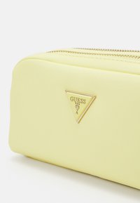 Guess DOUBLE ZIP - Trousse - yellow