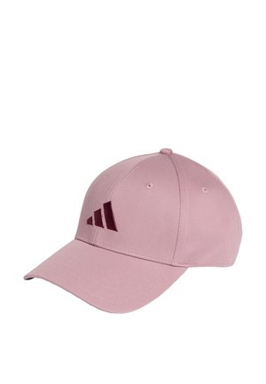 Hellrosa Baseballkappe mit gebogenem Schirm und drei dunkelroten diagonalen Streifen, die auf dem Vorderpanel aufgestickt sind.