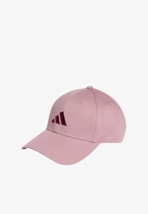 Gorra de béisbol rosa claro con visera curvada y tres franjas diagonales de color rojo oscuro bordadas en el panel frontal.