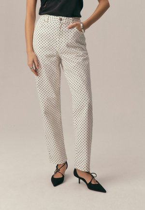 COMFORT STRETCH COLUMN - Mom Jeans - white polka dot