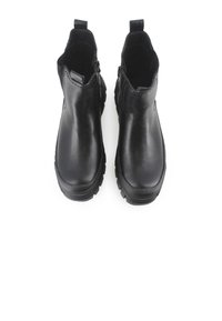 Botas de cuero negro hasta el tobillo con un acabado suave, punta redondeada y suela gruesa de goma. Incluye cremalleras laterales y tiradores para facilitar su uso.