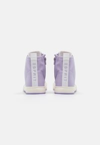 Fialové vysoké tenisky s měkkým textilním povrchem, bílou gumovou podrážkou a kontrastním páskem s logem "ESPIRIT" na zadní straně.