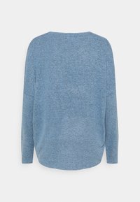 Helles blaues Langarmoberteil aus weichem, strukturiertem Stoff; es verfügt über einen runden Ausschnitt und einen entspannenden Schnitt mit herabgesetzten Schulternähten.