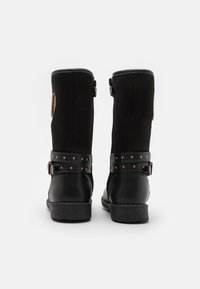 Svarta mocka stövlar med medellång höjd, en slät läderpanel, dekorativ studsrem och en sidodragkedja för enkel påtagning.