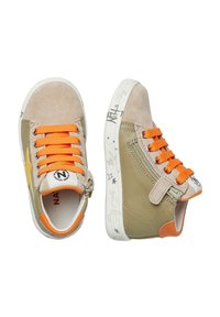 Sneaker alte in suede tan e pelle oliva con lacci arancioni vivaci, una cerniera e suole in gomma bianca con motivi a stella.