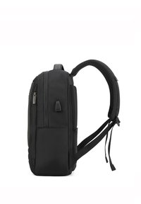 Sac à dos noir de forme rectangulaire, en tissu texturé, avec une poignées supérieure, des bretelles rembourrées et une poche zippée extérieure.