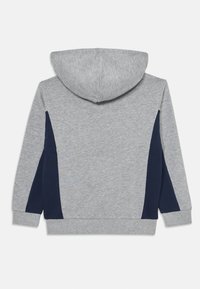 Felpa grigia con cappuccio, caratterizzata da pannelli laterali blu navy, polsini e orlo a coste. Tessuto morbido con vestibilità rilassata e cappuccio arrotondato.