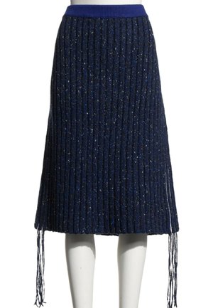 Jupe en maille côtelée bleu foncé avec une ceinture ajustée et de longues franges qui pendent de l’ourlet des deux côtés.