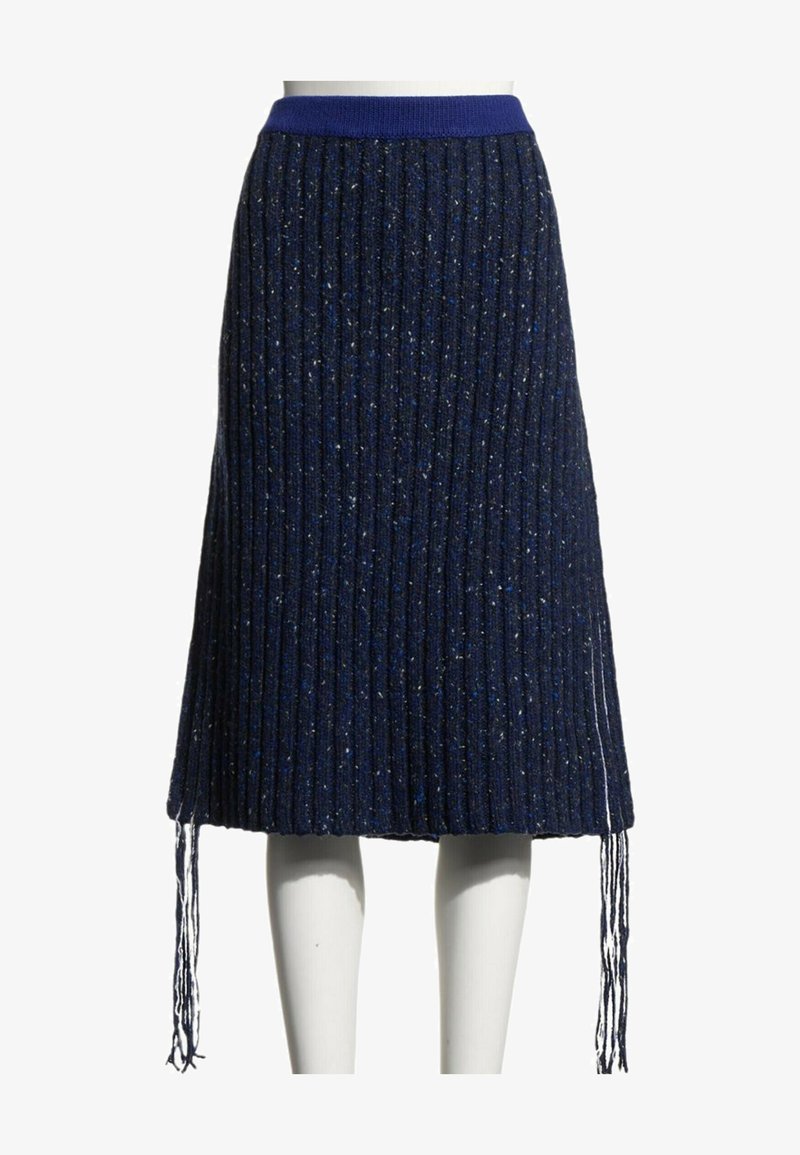 Jupe en maille côtelée bleu foncé avec une ceinture ajustée et de longues franges qui pendent de l’ourlet des deux côtés.