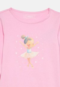 Φούξια ροζ μπλούζα με μακριά μανίκια που έχει γραφικό μπαλαρίνας σε απαλά χρώματα, με στρογγυλή λαιμόκοψη και λεία υφή.