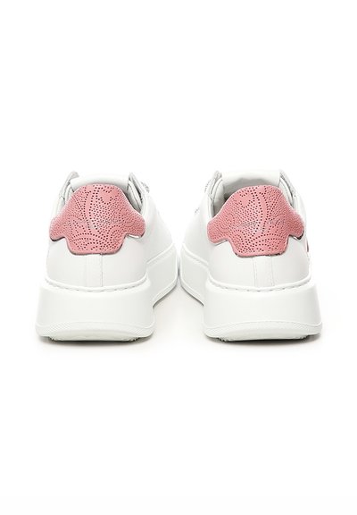 Sneakers bianchi in pelle con accenti perforati rosa e una robusta suola bianca. Presentano una texture liscia e tacchi arrotondati.