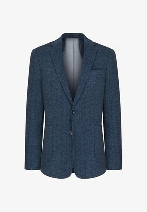 Granatowy męski blezer z klapami z wycięciem, dwoma guzikami z przodu, jedną kieszenią na piersi i dwiema dolnymi kieszeniami z przodu, prezentowany na białym tle.