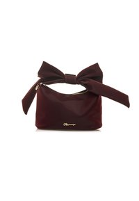Borsa in sintetico bor Bordeaux con una finitura lucida. Presenta un evidente dettaglio a fiocco sul manico e un logo dorato sul lato.