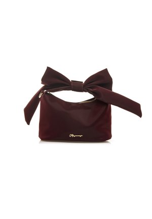 Borsa in sintetico bor Bordeaux con una finitura lucida. Presenta un evidente dettaglio a fiocco sul manico e un logo dorato sul lato.