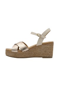 Sandalias de cuña con una tira cruzada met�álica dorada y una correa blanca para el tobillo. Plataforma de yute texturizado con un acabado natural tejido.