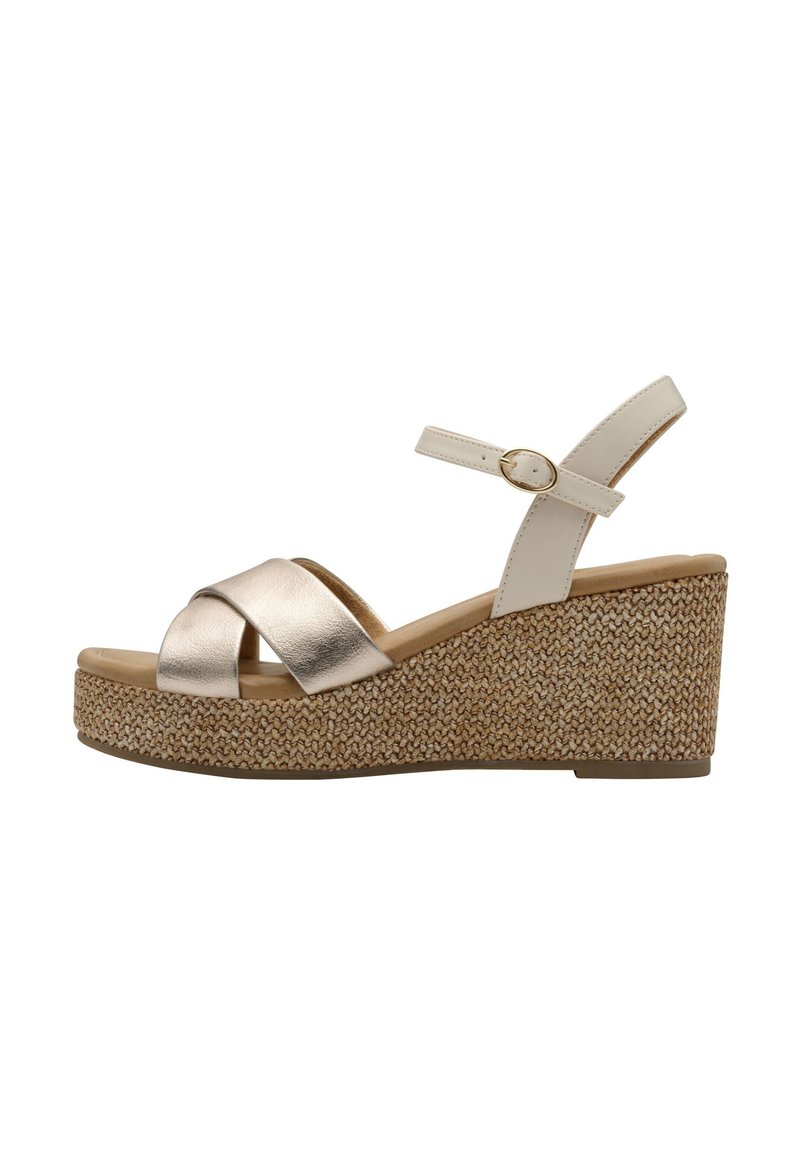 Sandalias de cuña con una tira cruzada metálica dorada y una correa blanca para el tobillo. Plataforma de yute texturizado con un acabado natural tejido.