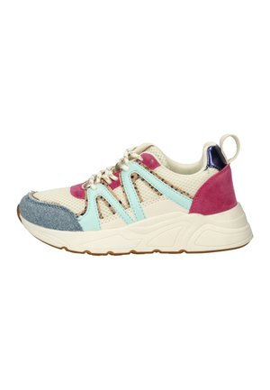 Lage sneaker met crème mesh, blauwe denim neus, roze en marineblauwe suède accenten, lichtblauwe leren overlays en witte chunky zool.