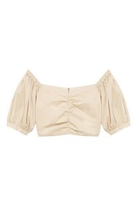 Top beige con escote asimétrico y mangas abullonadas, con detalles fruncidos en la parte delantera y cierre de cremallera en la parte posterior. Tejido de textura suave.