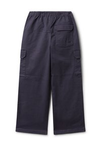 Ciemnoniebieskie szerokie spodnie z elastycznym paskiem i trzema kieszeniami z klapkami, prezentowane z tyłu na białym tle.
