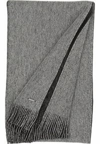 Plaid in tessuto intrecciato in nero e grigio con bordi frangiati, caratterizzato da un motivo testurizzato e una leggera lucentezza. Include un piccolo cartellino metallico.